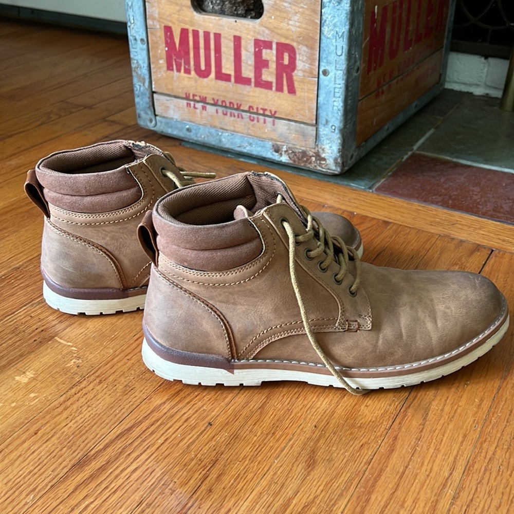 Mens size 9.5 tan boots